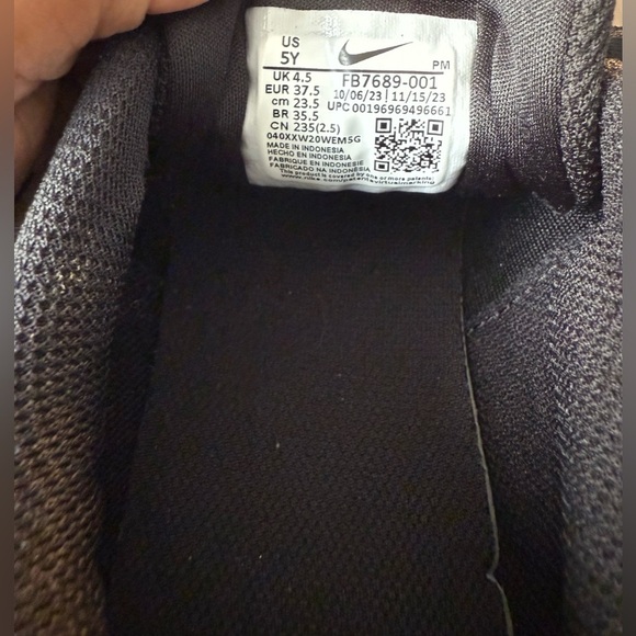 Nike Black Youth Sneakers - Picture 7 of 8